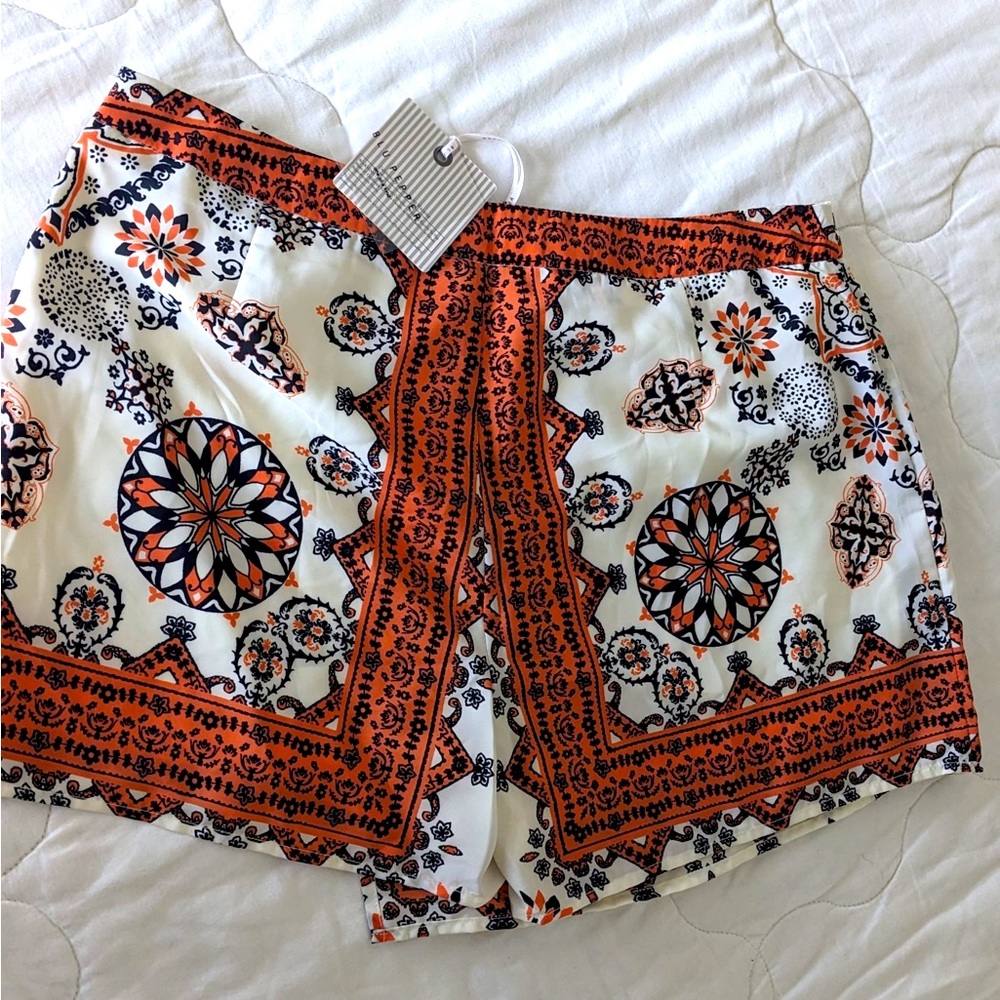Women’s silk skort in mint condition
